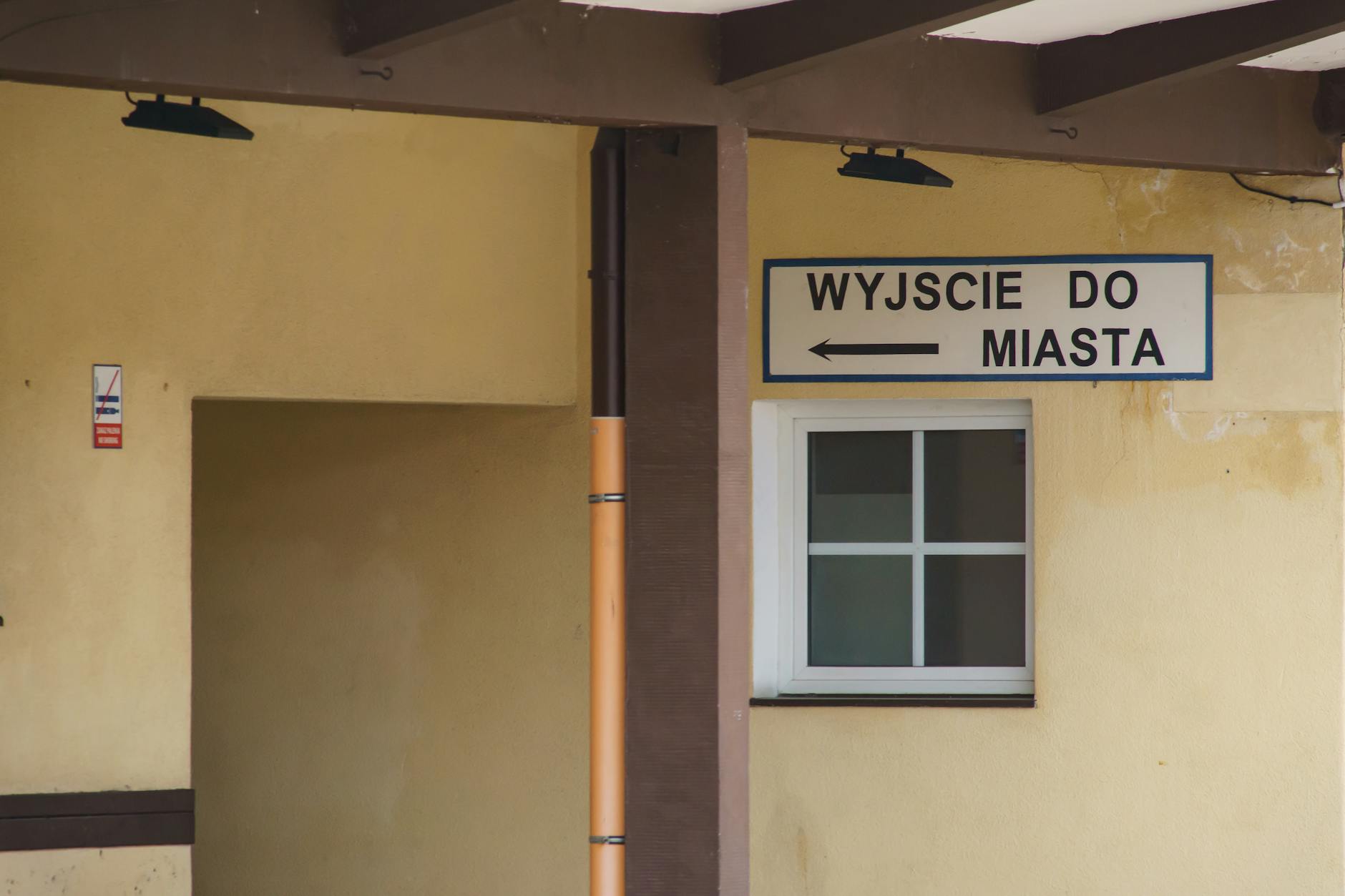 Mapa Ustronia z zaznaczonymi placówkami medycznymi, ilustrująca kolejki do specjalistów w Ustroniu.