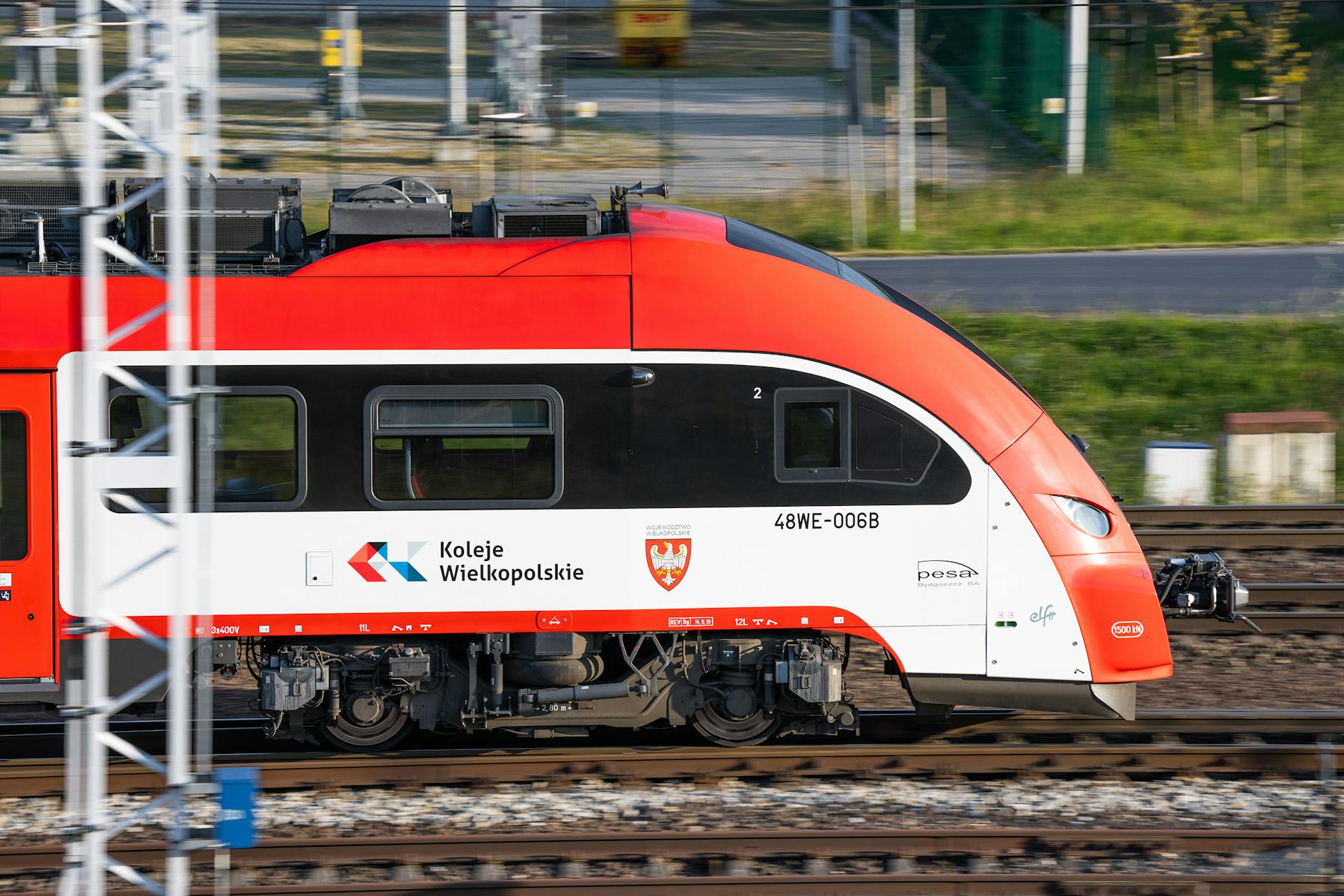 Grafika przedstawiająca długą kolejkę do lekarza, symbolizująca kolejki NFZ w Ustroniu.